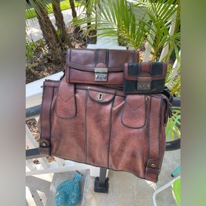 Brown leather authentic Fossil shoulder bag w/matching wallets